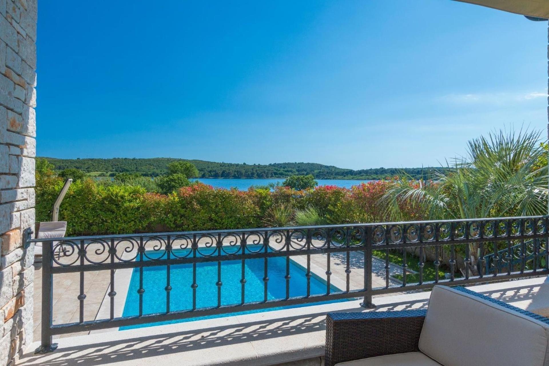 Ferienhaus In Pomer Mit Privatem Beheizten Pool Und Meerblick Екстериор снимка