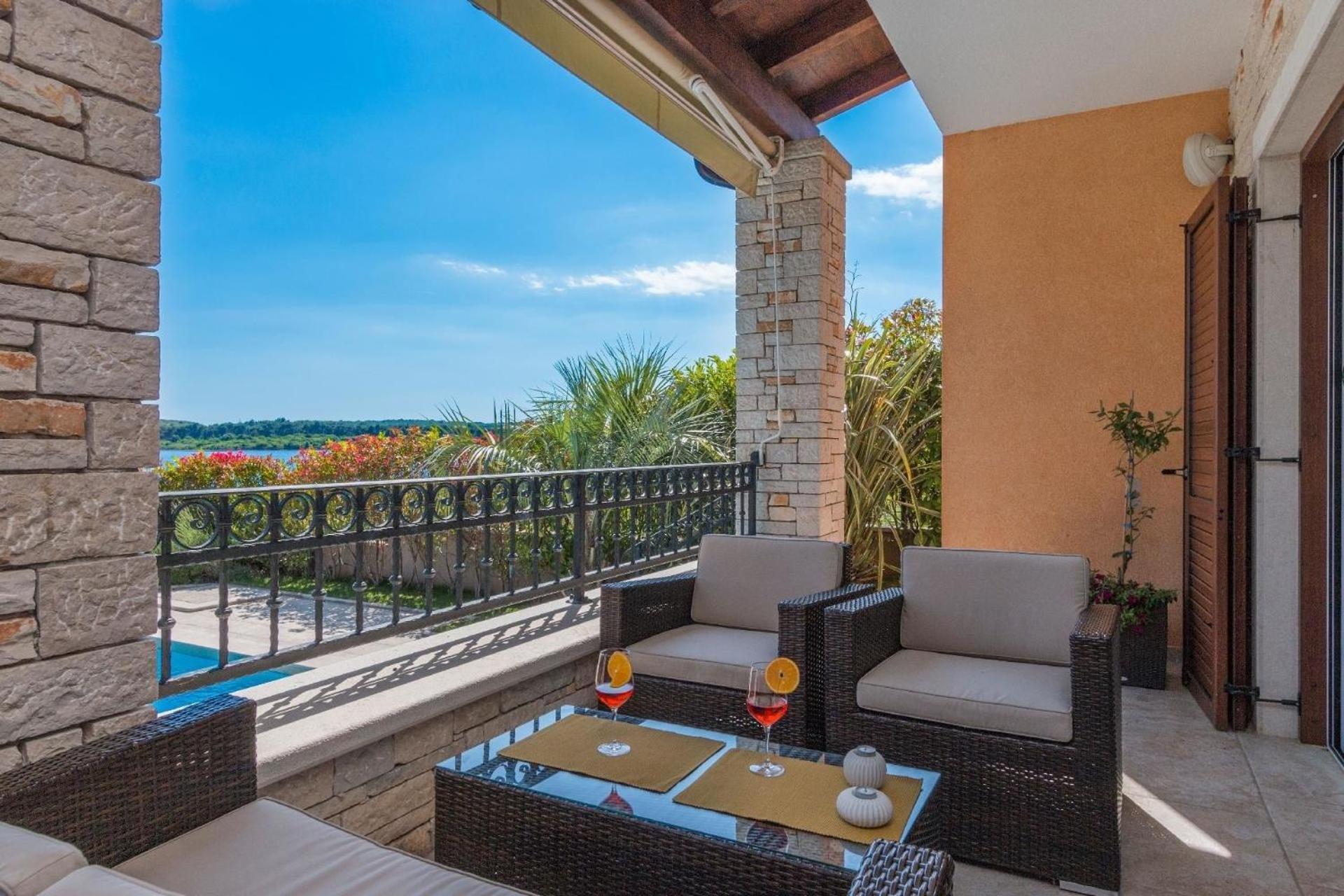Ferienhaus In Pomer Mit Privatem Beheizten Pool Und Meerblick Екстериор снимка