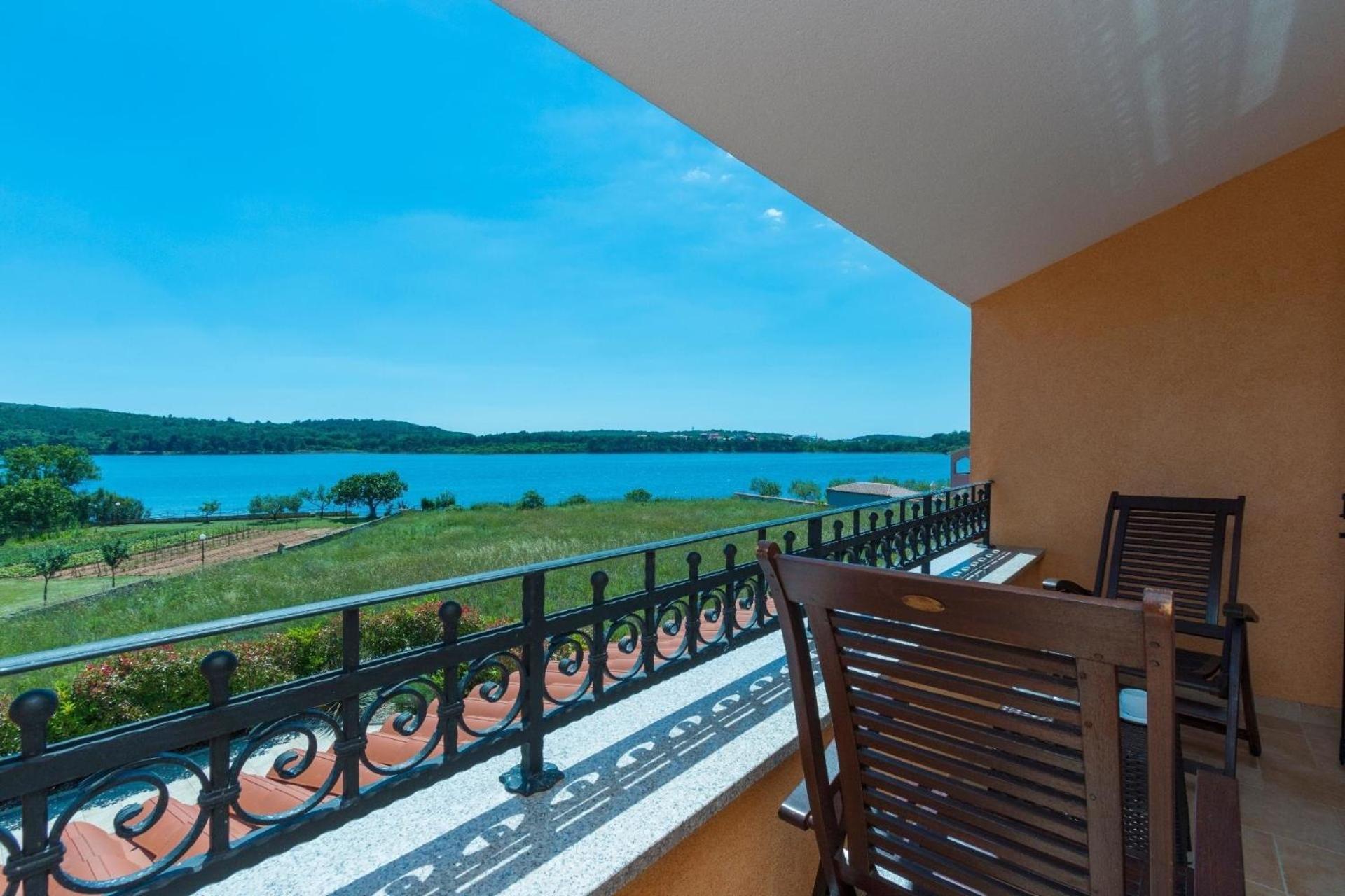 Ferienhaus In Pomer Mit Privatem Beheizten Pool Und Meerblick Екстериор снимка